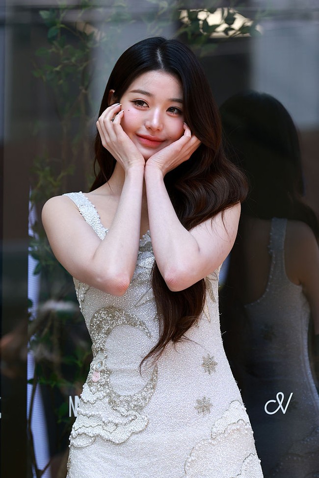 Pelantun ‘I AM’ itu juga dinilai memancarkan aura mahal bak princess alias putri kerajaan. Jang Wonyoung telah mencuri hati netizen sejak memenangkan acara survival Produce 48 di usia 14 tahun. Foto: Getty Images