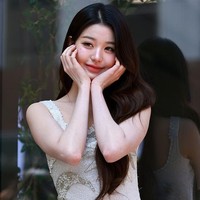 Pelantun ‘I AM’ itu juga dinilai memancarkan aura mahal bak princess alias putri kerajaan. Jang Wonyoung telah mencuri hati netizen sejak memenangkan acara survival Produce 48 di usia 14 tahun. Foto: Getty Images