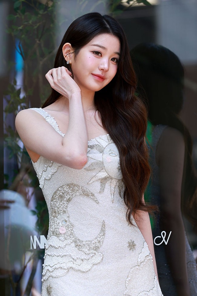 Untuk penampilannya di pop-up store Innisfree, Jang Wonyoung memilih ‘Luxina Embellished Stretch Mesh Mini Dress rancangan Clio Peppiatt yang berbasis di Inggris. Harga gaun mewah tersebut mencapai $2,550 atau sekitar Rp 43 juta. Foto: Getty Images