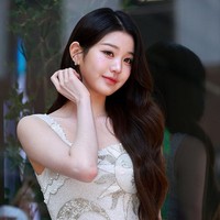 Untuk penampilannya di pop-up store Innisfree, Jang Wonyoung memilih ‘Luxina Embellished Stretch Mesh Mini Dress rancangan Clio Peppiatt yang berbasis di Inggris. Harga gaun mewah tersebut mencapai $2,550 atau sekitar Rp 43 juta. Foto: Getty Images