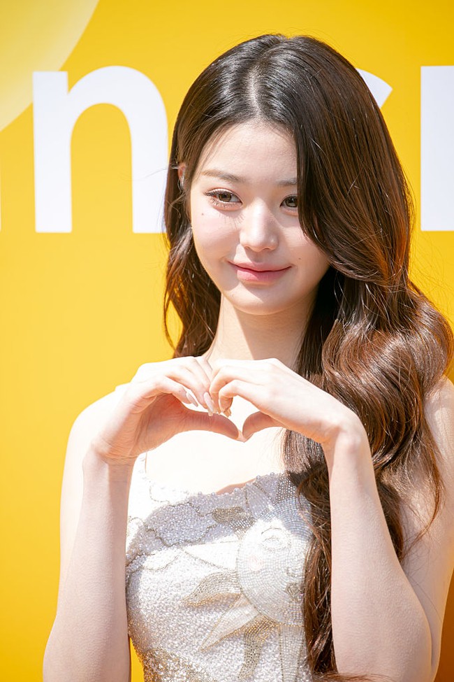 Sebelum debut bersama grup KPop IVE pada tahun 2021, Jang Wonyoung telah diumumkan sebagai brand ambassador terbaru Innisfree dan menggantikan posisi Yoona SNSD. Dia kini juga berstatus brand ambassador untuk rumah mode Miu Miu. Foto: Getty Images