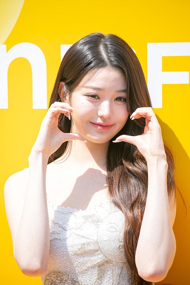 Jang Wonyoung identik dengan julukan “IT Girl dari generasi keempat.” Visual grup KPop IVE itu membuktikannya dengan 23 kerja sama brand termasuk BVLGARI, Miu Miu, Innisfree, Eider, dan New Balance. Foto: Getty Images