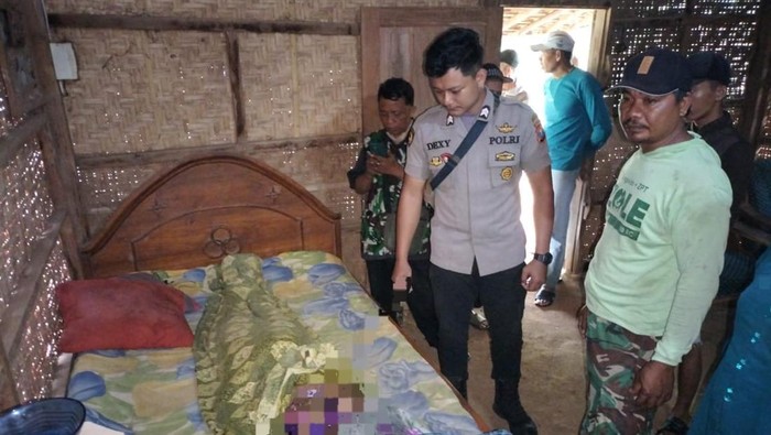 Jenazah korban di rumah duka setelah tewas tersambar petir