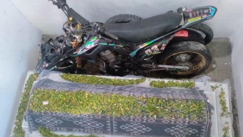 Jenazah pria bernama Marvel Martin Giri dimakamkan bersama motornya dalam satu liang lahat di Desa Oenitas, Kecamatan Rote Barat, Rote Ndao, NTT, Kamis (17/4/2025). (Dok. Polres Rote Ndao)