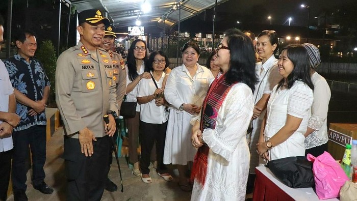 Kapolres Depok meninjau pengamanan ibadah Paskah. (dok istimewa)