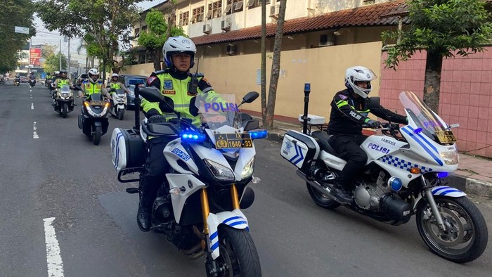 Kapolres Purbalingga, AKBP Achmad Akbar patroli menggunakan sepeda motor ke sejumlah gereja dalam rangka pengamanan Hari Paskah, Jumat (18/4/2025).