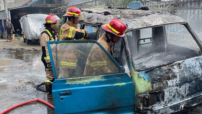Kebakaran angkot terjadi akibat korsleting listrik di Kampung Pondok, Bojongsari, Depok. (dok. ist)