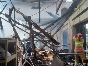 Video: Si Jago Merah Melahap Gudang Kertas di Klaten