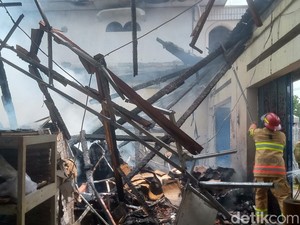 Gudang Kertas di Juwiring Klaten Terbakar