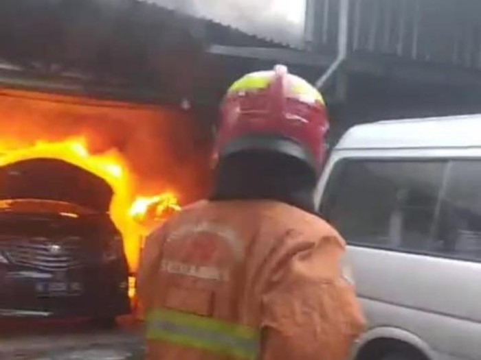 Kebakaran garasi mobil di sidosermo indah surabaya
