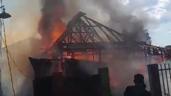 Kebakaran rumah milik Eko Putra (44) di Palembang, Sumsel, korban dilarikan ke RS.
