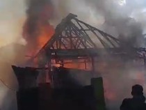 Selamatkan Anak-Istri Saat Rumah Kebakaran, Eko Dilarikan ke RS