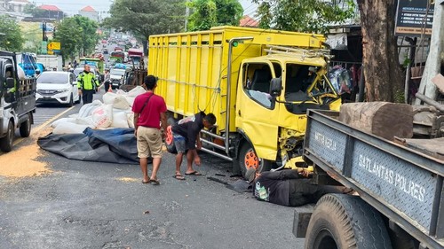 Kecelakaan lalu lintas di Jalan Ir Soekarno, Banjar Sanggulan, Desa Banjar Anyar, Kecamatan Kediri, Tabanan, Bali, Jumat (18/4/2025). (Foto: Ahmad Firizqi Irwan/detikBali)