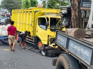 Hindari Pemotor, Pikap dan Truk Bertabrakan di Tabanan