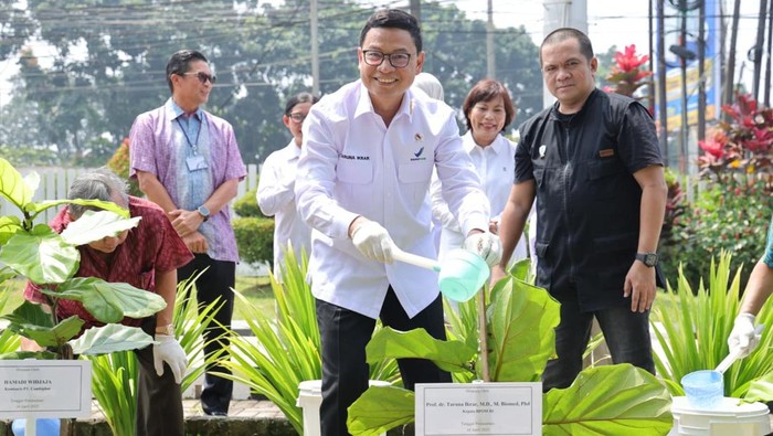 Simbol Peduli Lingkungan, Kepala BPOM RI Tanam Pohon di Jabar