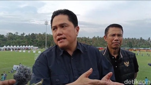 Ketua Umum PSSI Erick Thohir saat ditemui di Bali United Training Center, Gianyar, Jumat (18/4/2025). (Foto: Krisna Pradipta/detikBali)
