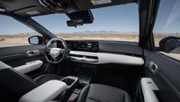 Interior minimalis dengan tata letak lapang dan material berkualitas tinggi. Dilengkapi dengan layar hampir 30 inci yang terdiri dari dua layar 12,3 inci dan layar kontrol suhu 5 inci. Foto: dok. KIA