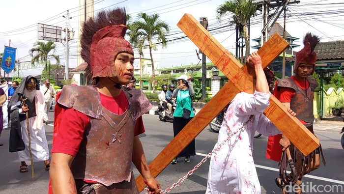 Penampakan fragmen dalam kirab salib di Kota Magelang, Jumat (18/4/2025).