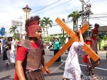 Potret Pertama Kalinya Umat Katolik Ikuti Kirab Salib di Magelang