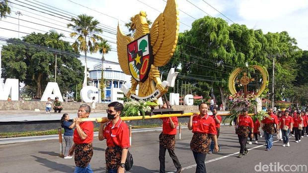 Replika Garuda ikut diarak dalam kirab salib Magelang, Jumat (18/4/2025).