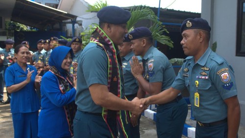 Komandan Lanal Labuan Bajo Letkol Laut (P) Ardian Widjanarko Djajasaputra menyalami prajurit saat tiba di Mako Lanal Labuan Bajo, Jumat (18/4/2025). (Foto: Dok. Lanal Labuan Bajo)
