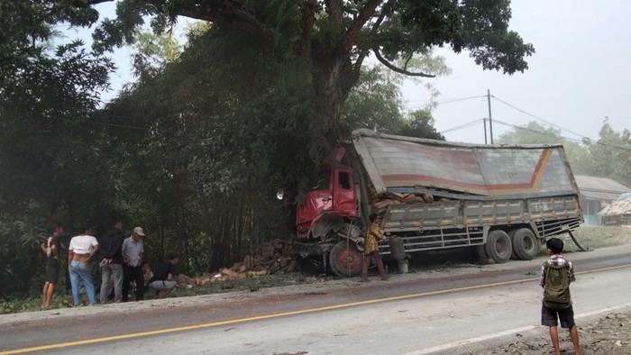 Kondisi dari truk wing boks pengangkut biskuit yang mengalami kecelakaan di jalur Bandung-Cirebon, Paseh, Sumedang.