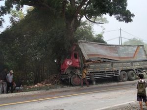 Truk Wing Box Vs Truk Muatan Semen di Sumedang, 1 Orang Tewas
