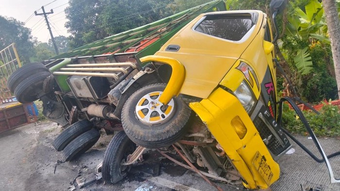 Kondisi truk yang mengalami kecelakaan tunggal di Temon, Kulon Progo, Jumat (18/4/2025).