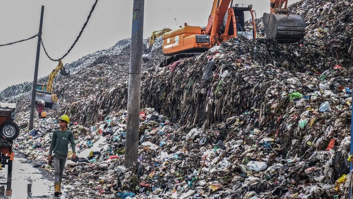 Menteri Lingkungan Hidup Hanif Faisol Nurofiq (kedua kanan) berbincang dengan Wali Kota Solo Respati Ardi (kedua kiri) saat mengecek lokasi Pembangkit Listrik Tenaga Sampah (PLTSa) Putri Cempo di Solo, Jawa Tengah, Jumat (18/4/2025). Dalam kunjungan kerjanya Hanif Faisol Nurofiq menyatakan pemerintah serius menangani permasalahan sampah yang hingga saat ini masih menjadi isu dasar lingkungan. ANTARAFOTO/Maulana Surya/tom.