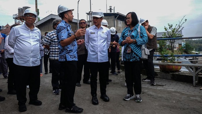 Kunjungan kerja Menteri Lingkungan Hidup di Solo Menteri Lingkungan Hidup Hanif Faisol Nurofiq (kedua kanan) berbincang dengan Wali Kota Solo Respati Ardi (kedua kiri) saat mengecek lokasi Pembangkit Listrik Tenaga Sampah (PLTSa) Putri Cempo di Solo, Jawa Tengah, Jumat (18/4/2025). Dalam kunjungan kerjanya Hanif Faisol Nurofiq menyatakan pemerintah serius menangani permasalahan sampah yang hingga saat ini masih menjadi isu dasar lingkungan. ANTARAFOTO/Maulana Surya/tom.