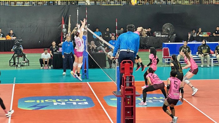 Laga Gresik Petrokimia Pupuk Indonesia vs Jakarta Popsivo Polwan di GOR Kediri