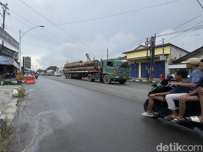 Lalu Lintas di Jalur Pantura Lasem, Rembang, Ruas Babagan atau gang masuk arah Kelenteng Cu An Kiong, Jumat (18/4/2025) sore.