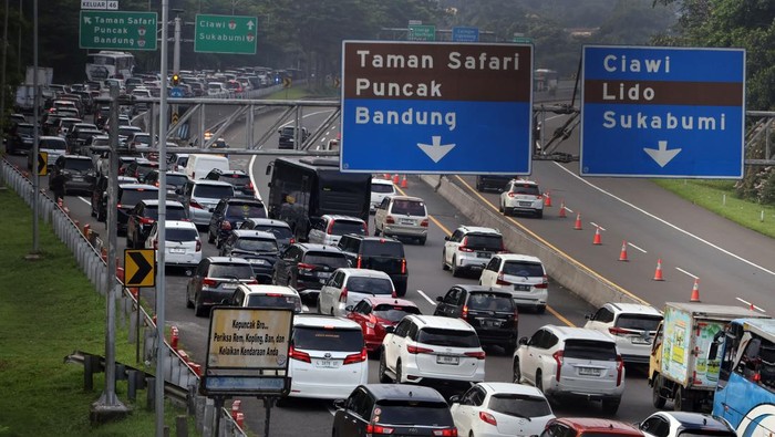 Foto udara kepadatan kendaraan saat diberlakukan sistem satu arah menuju jalur wisata Puncak, Gadog, Kabupaten Bogor, Jawa Barat, Jumat (18/4/2025). Polres Bogor melakukan rekayasa lalu lintas sistem satu arah dan sistem lawan arus di pintu keluar Tol Ciawi serta sistem ganjil genap untuk mengurai kepadatan kendaraan wisatawan yang menuju jalur wisata Puncak saat libur Paskah dan libur akhir pekan. ANTARA FOTO/Yulius Satria Wijaya/tom.