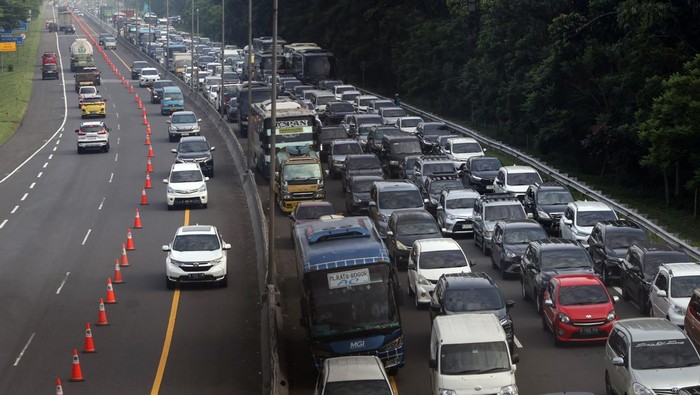 Foto udara kepadatan kendaraan saat diberlakukan sistem satu arah menuju jalur wisata Puncak, Gadog, Kabupaten Bogor, Jawa Barat, Jumat (18/4/2025). Polres Bogor melakukan rekayasa lalu lintas sistem satu arah dan sistem lawan arus di pintu keluar Tol Ciawi serta sistem ganjil genap untuk mengurai kepadatan kendaraan wisatawan yang menuju jalur wisata Puncak saat libur Paskah dan libur akhir pekan. ANTARA FOTO/Yulius Satria Wijaya/tom.