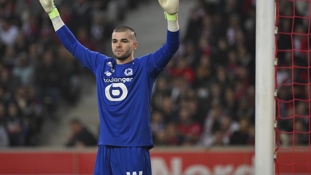 Lucas Chevalier dikabarkan menjadi incaran Man United. Tak akan dilepas Lille dengan murah. (Foto: AP/Matthieu Mirville)