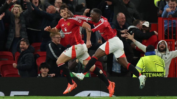 Soccer Football - Europa League - Quarter Final - Second Leg - Manchester United v Olympique Lyonnais - Old Trafford, Manchester, Britain - April 17, 2025 Manchester Uniteds Harry Maguire celebrates scoring their fifth goal with Kobbie Mainoo REUTERS/Phil Noble