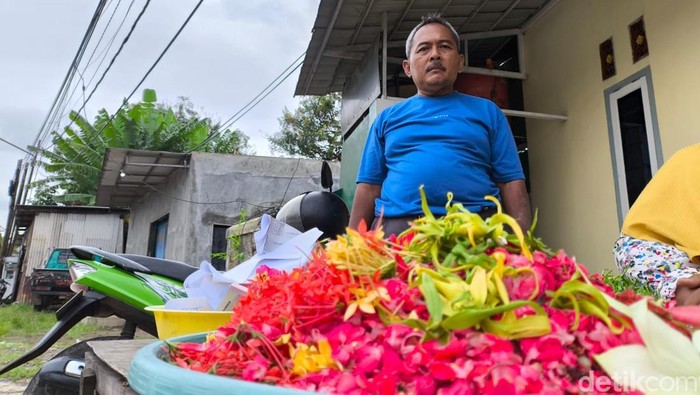 Marno, penjual bunga tabur.