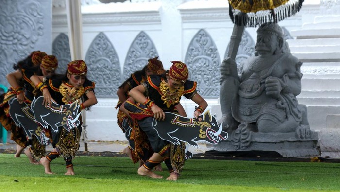 Melihat Ajang Kompetisi Festival Seni Tari Kreasi di Banyuwangi Peserta menampilkan tarian pada Festival Sulur Kembang di Gesibu, Banyuwangi, Jawa Timur, Jumat (18/4/2025). Festival tersebut merupakan ajang kompetisi tari kreasi yang diikuti 197 peserta tingkat pelajar yang digelar untuk pengembangan potensi serta memupuk kecintaan terhadap budaya daerah. ANTARA FOTO/Budi Candra Setya/YU