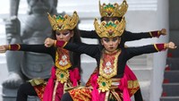 Peserta menampilkan tarian pada Festival Sulur Kembang di Gesibu, Banyuwangi, Jawa Timur, Jumat (18/4/2025).