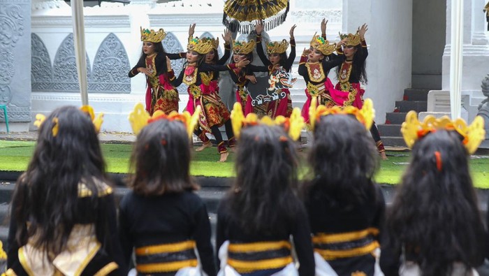 Melihat Ajang Kompetisi Festival Seni Tari Kreasi di Banyuwangi Peserta menampilkan tarian pada Festival Sulur Kembang di Gesibu, Banyuwangi, Jawa Timur, Jumat (18/4/2025). Festival tersebut merupakan ajang kompetisi tari kreasi yang diikuti 197 peserta tingkat pelajar yang digelar untuk pengembangan potensi serta memupuk kecintaan terhadap budaya daerah. ANTARA FOTO/Budi Candra Setya/YU