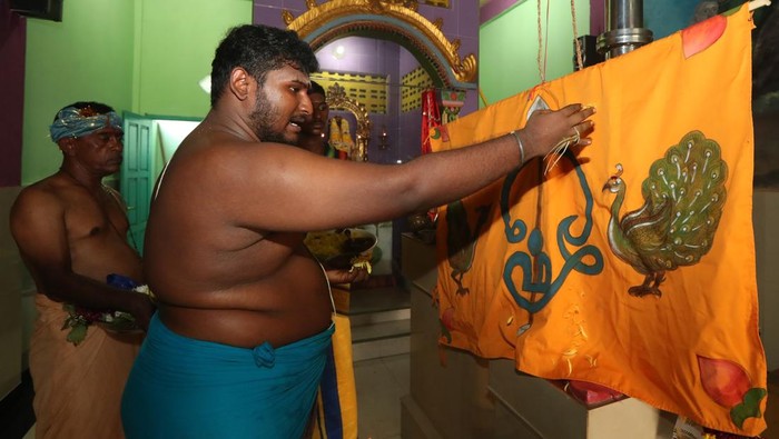 Umat Hindu etnik Tamil melaksanakan pemujaan saat ritual pemasangan bendera (Kodi Yetram) di kuil Shri Palani Andewar, Banda Aceh, Aceh, Jumat (18/4/2025). Ritual Kodi Yetram dilakukan sebagai tanda dimulainya perayaan Cithirai Maha Puja yang bermakna ungkapan syukur kepada Dewa Muruga atas kemakmuran, kesehatan dan rezeki yang biasanya diperingati pada bulan April sesuai dengan kalender India. ANTARA FOTO/Irwansyah Putra/YU