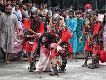 Melihat Visualisasi Jalan Salib di Gereja Salib Suci Cilincing
