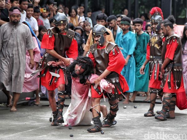 Melihat Visualisasi Jalan Salib di Gereja Salib Suci Cilincing