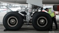 Sebagai bentuk persiapan, baik teknisi maupun pilot memeriksa kesiapan pesawat. Dalam pemeriksaan tersebut, pilot mengecek berbagai bagian penting pesawat seperti roda, sayap, mesin, dan badan pesawat.