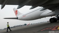 Jika ditemukan kerusakan atau tanda mencurigakan, pilot akan melaporkannya kepada teknisi untuk ditindaklanjuti.