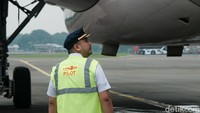 Prosedur walk around pilot adalah pemeriksaan visual yang dilakukan oleh pilot (biasanya pilot pertama atau kapten) sebelum penerbangan untuk memastikan kondisi pesawat layak terbang. Prosedur ini merupakan bagian dari pre-flight inspection dan dilakukan di luar pesawat.