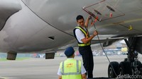 Komponen lain yang juga dicek termasuk permukaan kontrol seperti aileron dan rudder, serta pitot tube yang berfungsi untuk mengukur kecepatan udara.