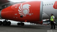 Pilot melakukan prosedur walk around armada Airbus Lion Air di Bandara Soekarno-Hatta, Tangerang, Kamis (17/4/2025).