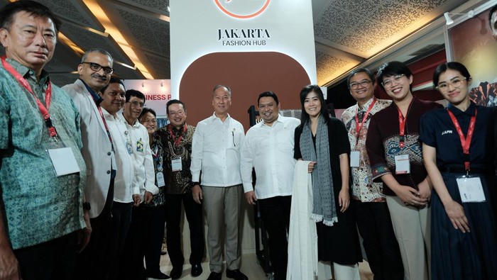 Menperin Agus Gumiwang Dukung Pertumbuhan Sektor Manufaktur Tekstil RI Menteri Perindustrian Agus Gumiwang bersama Head of APR, Aryo Oetomo mengunjungi booth APR beserta mitra / partner APR dan Jakarta Fashion Hub (JFH) ruang kolaboratif yang diinisiatif APR untuk mempertemukan fashion dan kreativitas, pada pameran Indo Intertex di JIExpo Kemayoran.