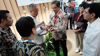 Menteri Perindustrian Agus Gumiwang bersama Head of APR, Aryo Oetomo mengunjungi booth APR beserta mitra / partner APR dan Jakarta Fashion Hub (JFH) ruang kolaboratif yang diinisiatif APR untuk mempertemukan fashion dan kreativitas, pada pameran Indo Intertex di JIExpo Kemayoran.